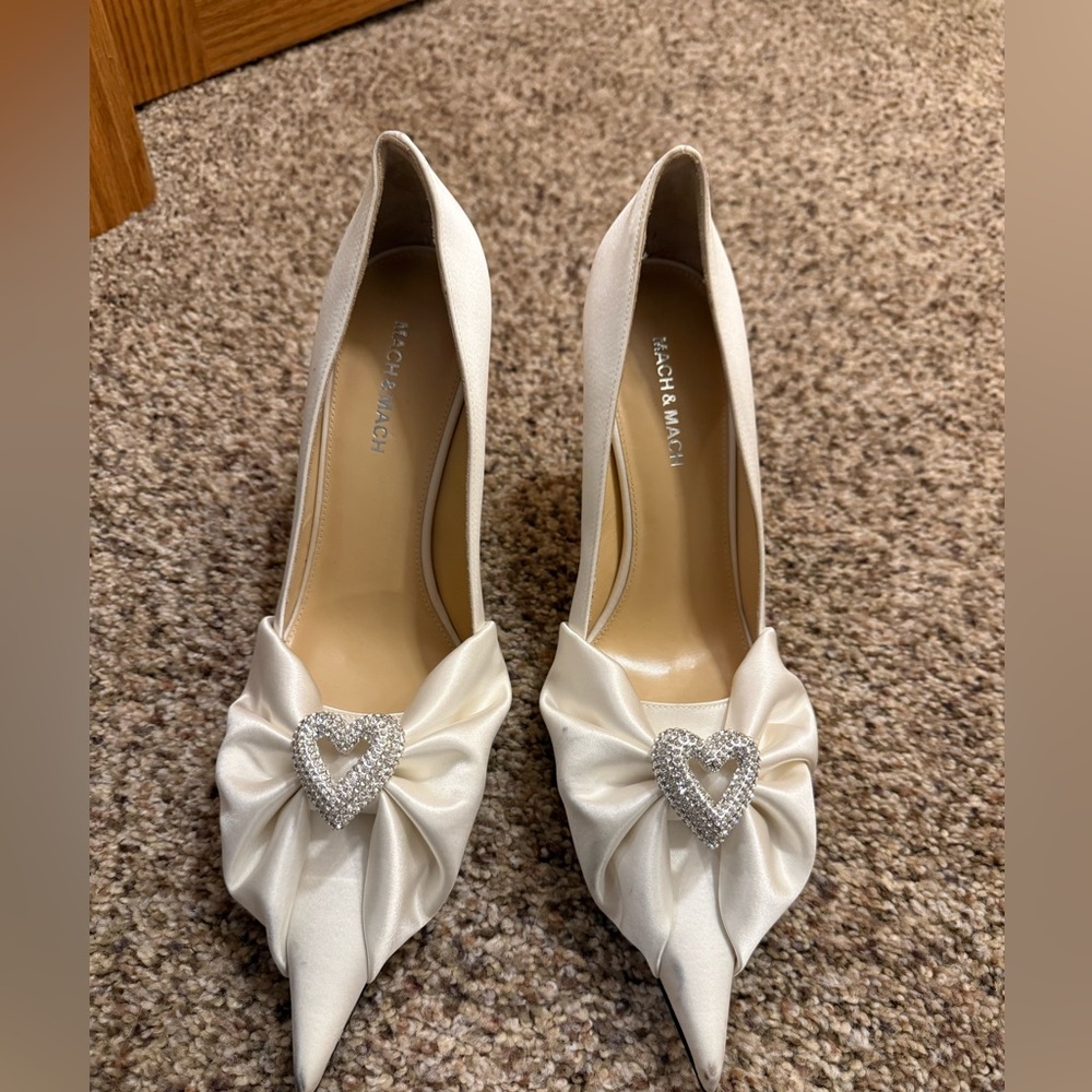 MACH & MACH Double Heart Silk Draped White Satin Pumps Size 40 - read desc